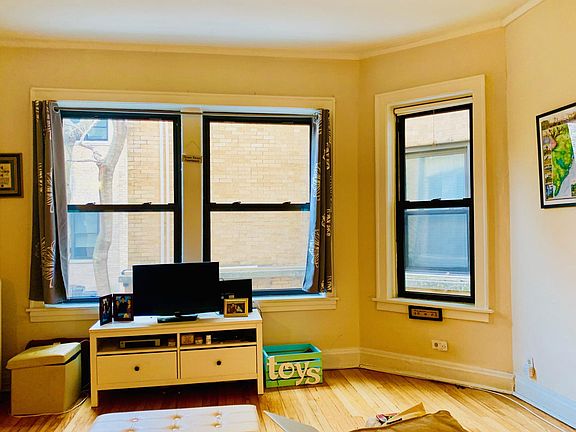 2nd image of 533 W Wellington Ave APT 25