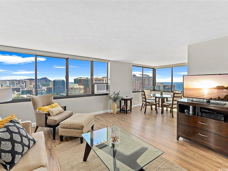 Living Area with Incredible Diamond Head views