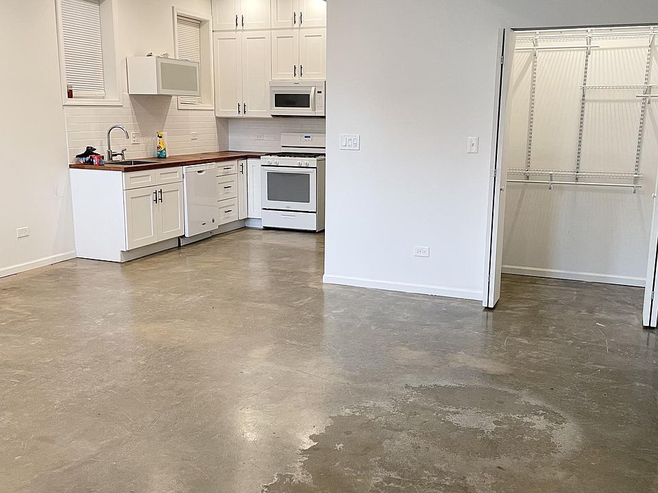 Renovated open floor plan w/heated floors