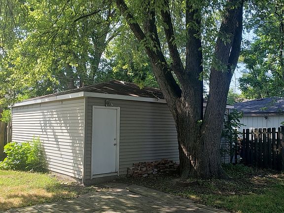 3rd image of 542 Douglas Ave