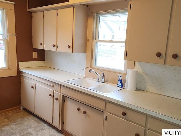 3rd image of 820 Elm Dr