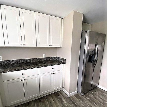 4th image of 609 N Division Ave #A,B