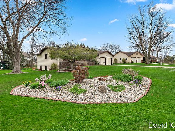 3rd image of 3131 SW Meadowview Dr