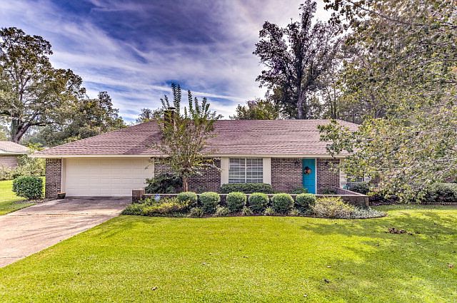 1st image of 504 Oakwood Dr