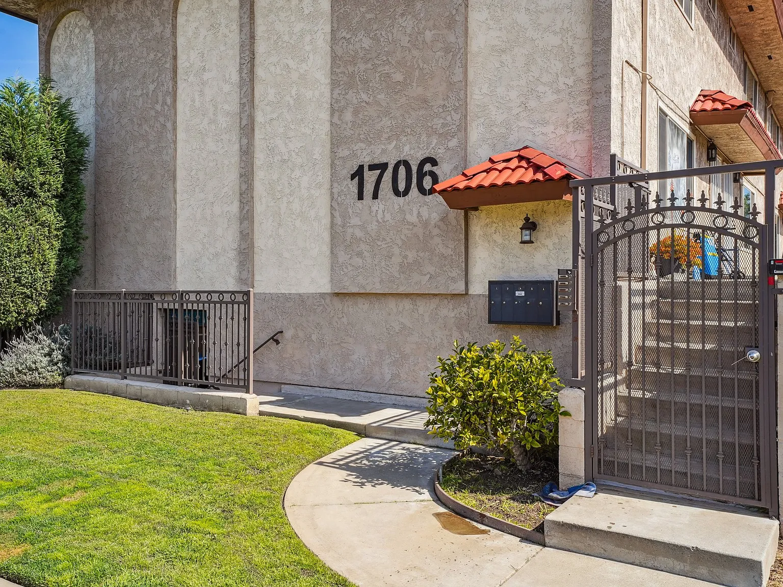 3 bed, 1408 sqft, $3,350 — Photo 2