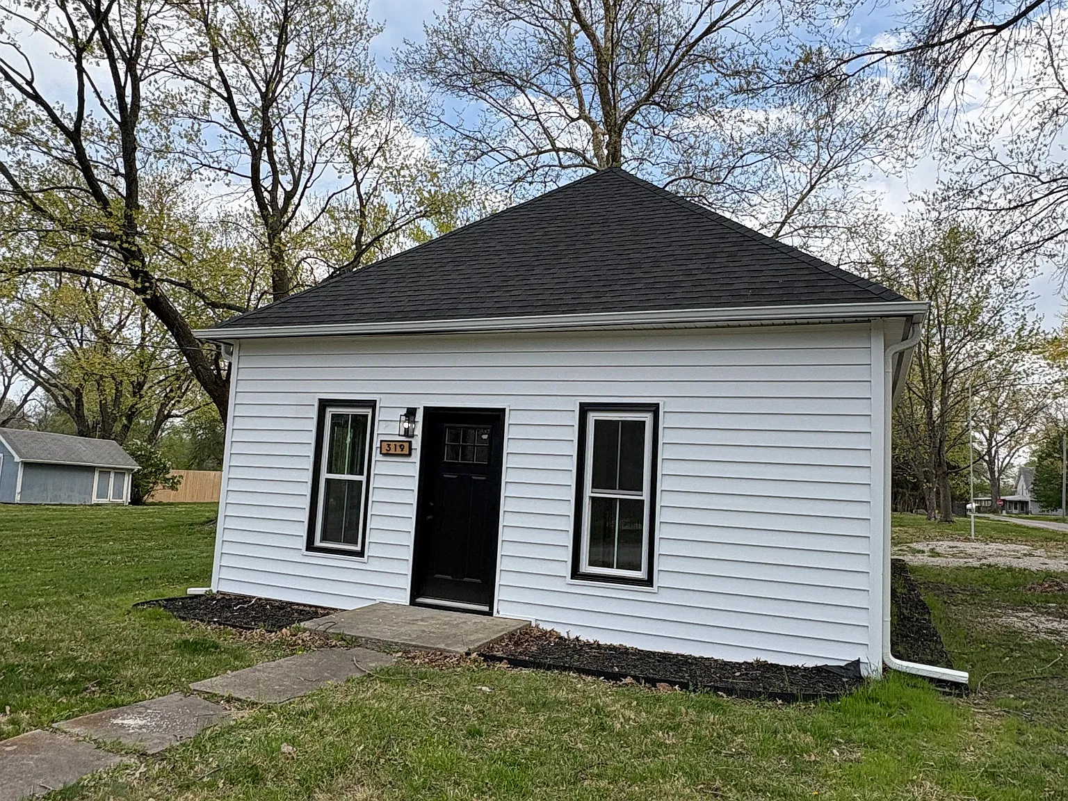 319 W Walnut St — Photo 1
