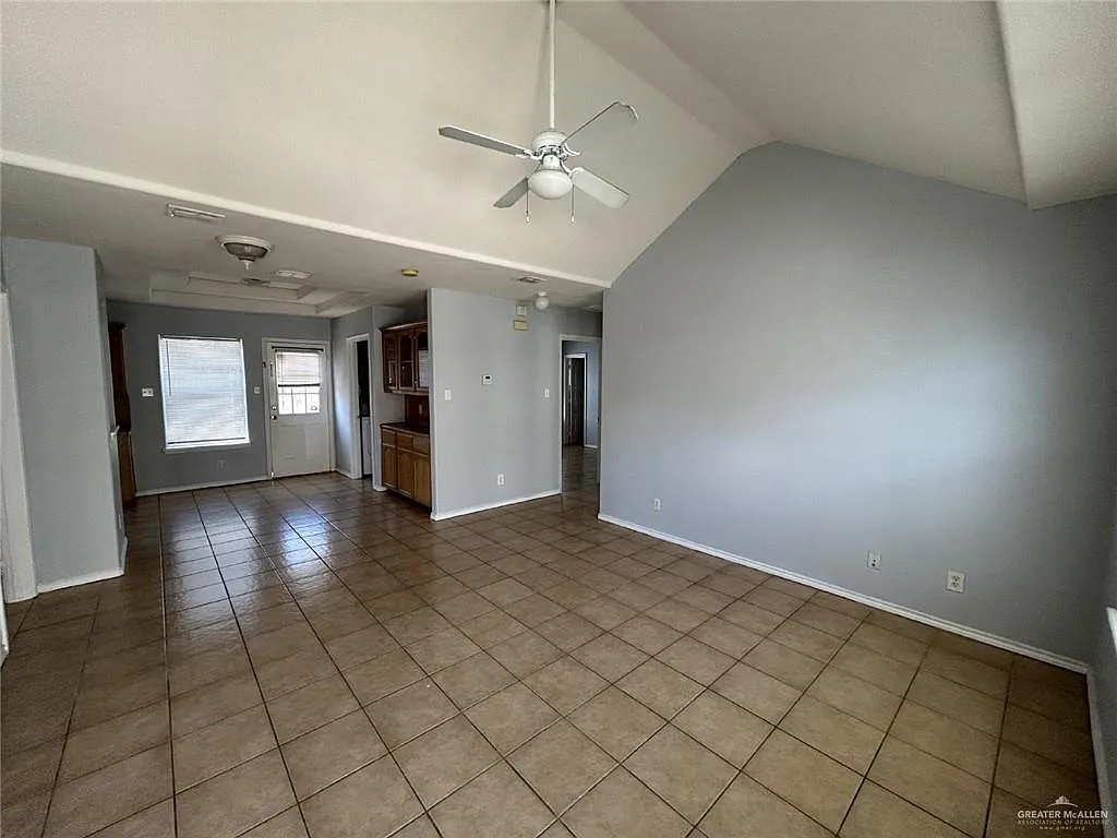 3 bed, 3.0 bath, 4592 sqft, $900 — Photo 2