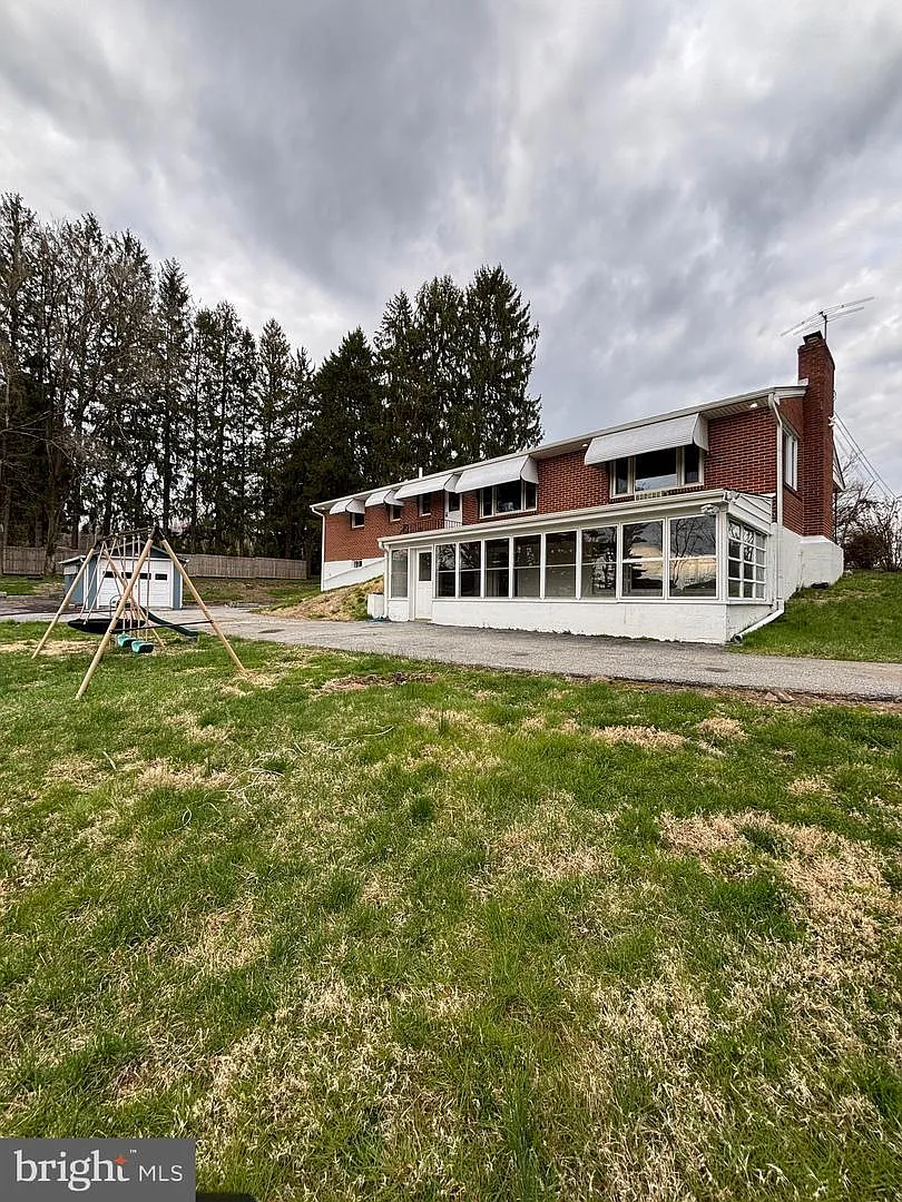 4 bed, 2.5 bath, 3944 sqft, $3,500 — Photo 4