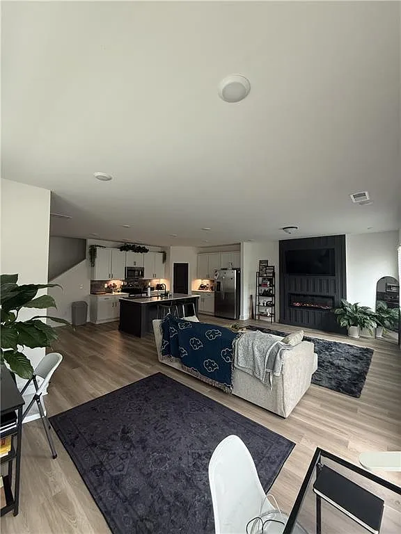 3 bed, 2.5 bath, 2219 sqft, $3,200 — Photo 3