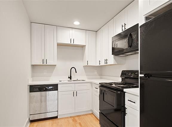 3rd image of 501 Peniston St #7A