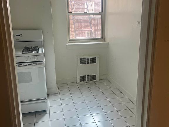4th image of 13524 Hoover Ave APT 5F