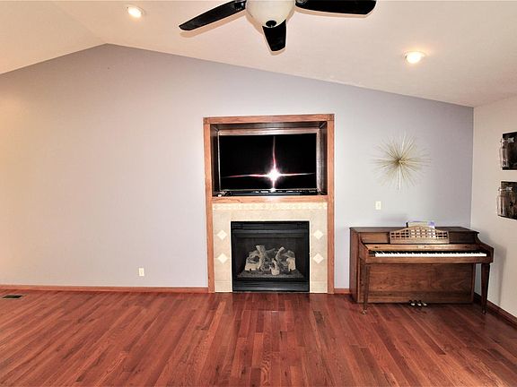 5th image of 13418 Jamestown St