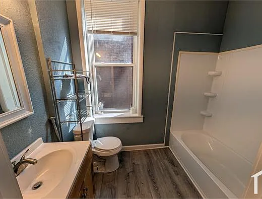 2122 Chippewa St #2F — Photo 6