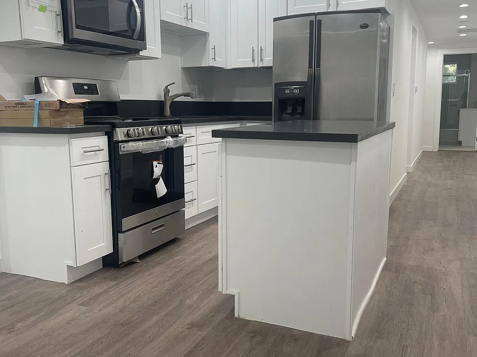 1142 S La Peer Dr