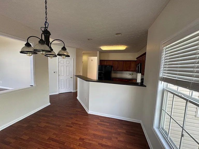 504 Thames Cir — Photo 32