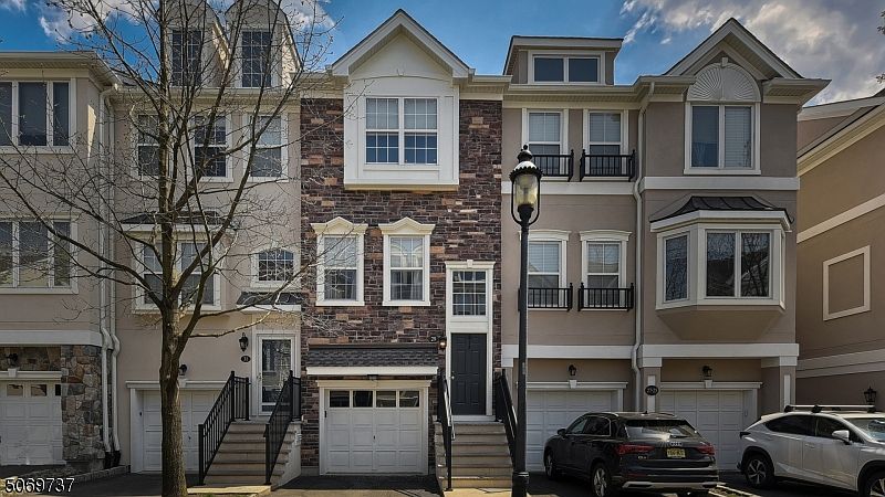 1st image of 29 Devonshire Dr