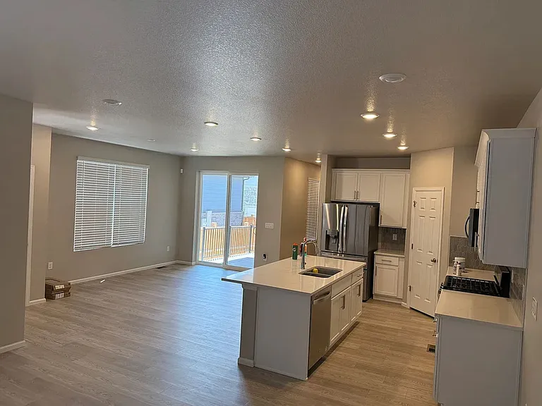 745 N Tempe St — Photo 4