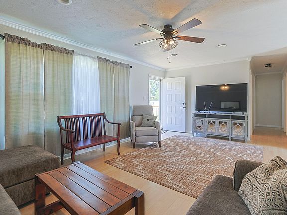 3rd image of 1319 Cedarhurst Rd