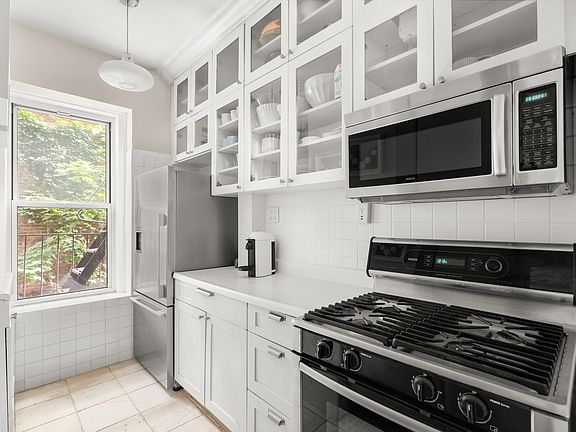4th image of 261 W 20th St #4