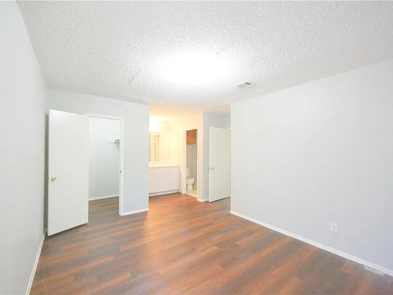 1013 Fieldwood Dr #B — Photo 17