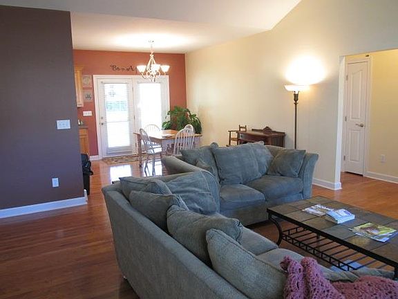 4th image of 101 Rebecca Ln W