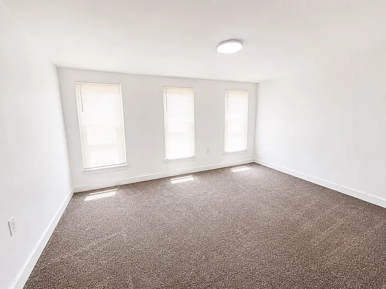 216 W Allen St — Photo 10