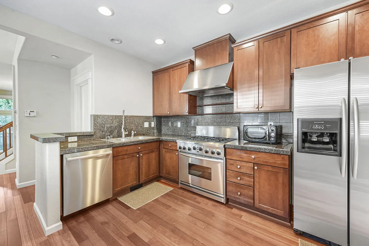 3 bed, 3.5 bath, 1636 sqft, $3,300 — Photo 3