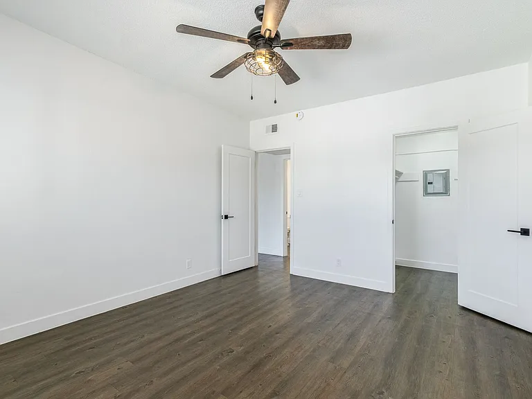 The Shorewood Apartments — Photo 7