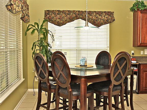 Eat in kitchen area