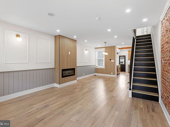 5th image of 2542 E Monmouth St