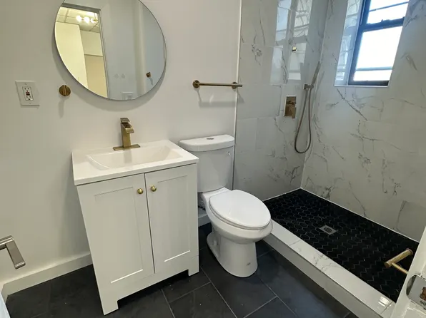 995 Summit Avenue image 5 of 8