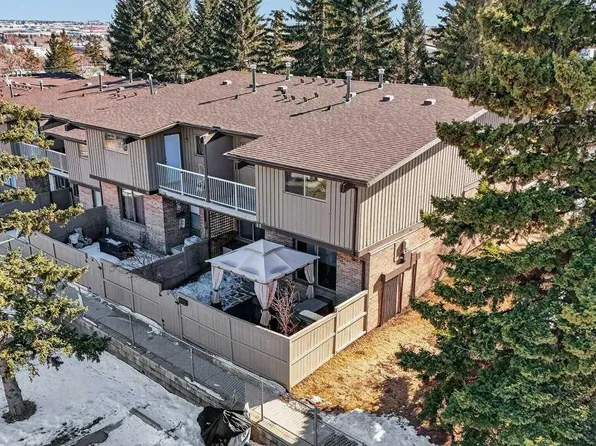 1055 N 72nd Ave NW #17, Calgary, AB T2K 5S4