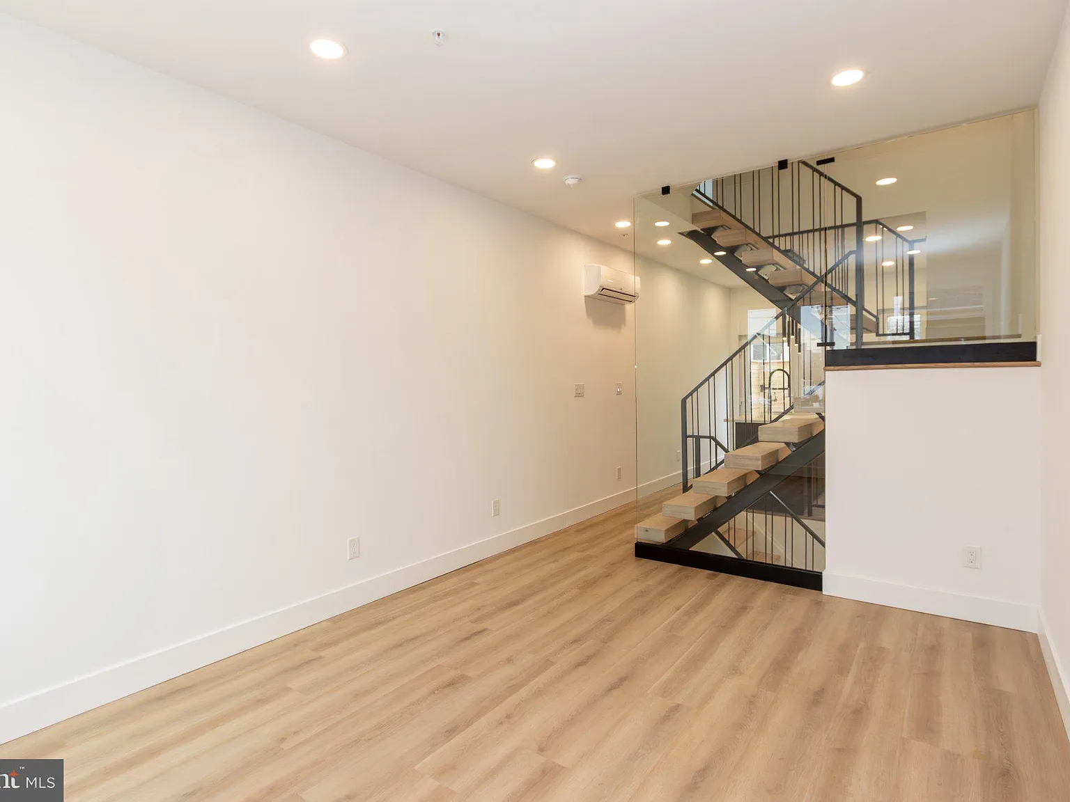 3 bed, 3.0 bath, 1696 sqft, $2,600 — Photo 4