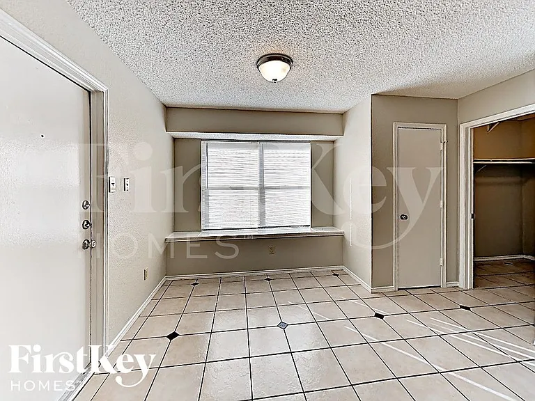 4949 Oak Hollow Dr — Photo 4
