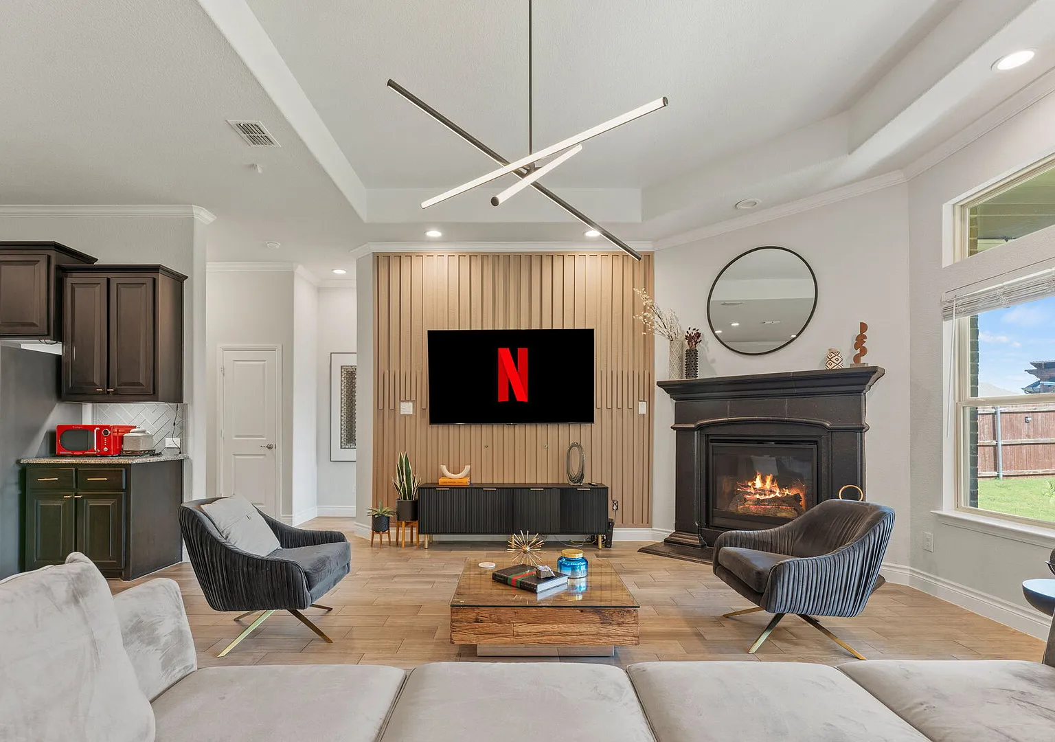 Modern and Cozy Home in DFW — Photo 3
