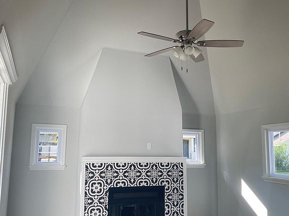 3rd image of 423 W Lincoln Ave