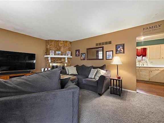 3rd image of 529 NE Sunnybrook Dr