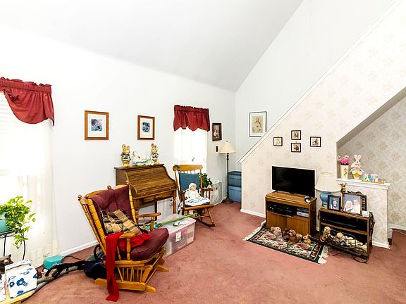 3rd image of 132 Knoll Dr