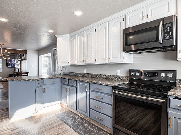 Tons of storage in kitchen