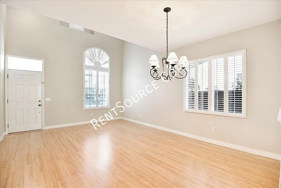 3 Bedroom plus Loft, 2.5 Bathroom House in Saugus — Photo 2