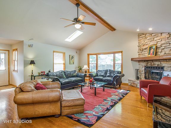 3rd image of 426 Lawrence Ave