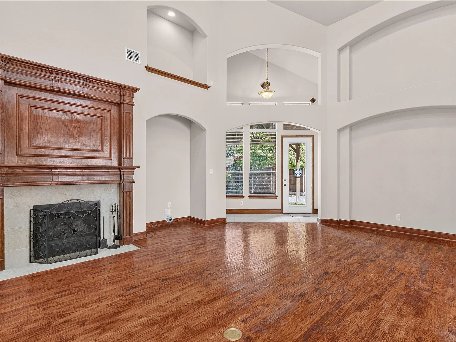 6 bed, 4523 sqft, $5,500 — Photo 2
