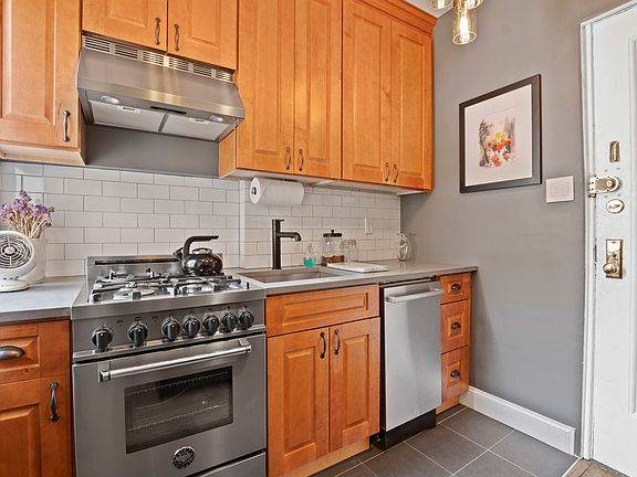 5th image of 319 W 18th St #I6