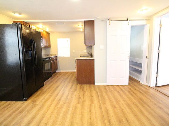3rd image of 3611 1/2 Dartmouth Ave N