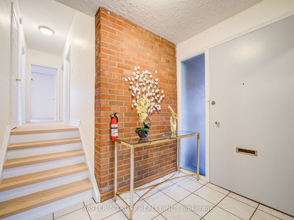 30 Deerfield Rd #E09, Toronto, ON M1K 4X1