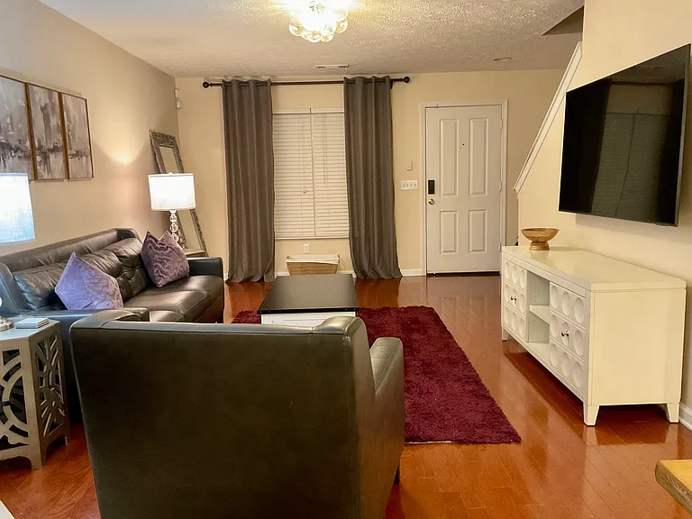 411 Shadow Glen Dr — Photo 2