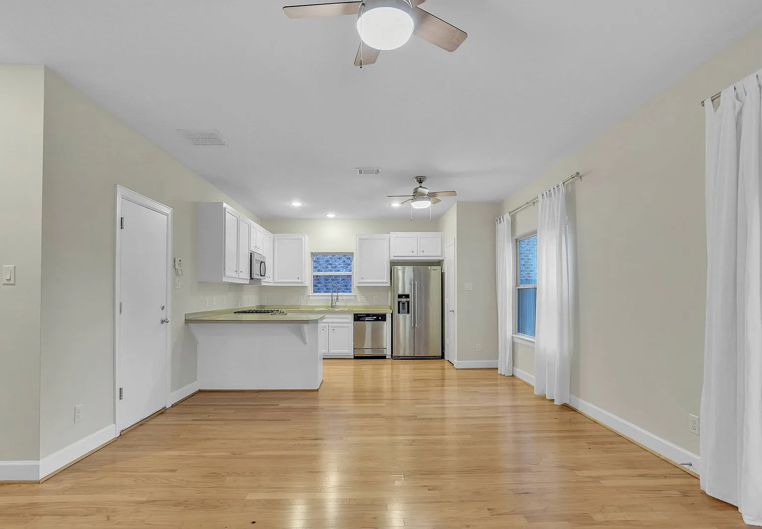 3 bed, 2.5 bath, 1653 sqft, $2,200 — Photo 4