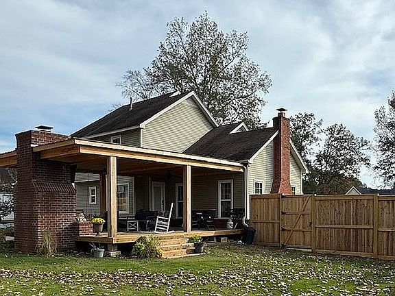 3rd image of 3601 Thornwood Trl