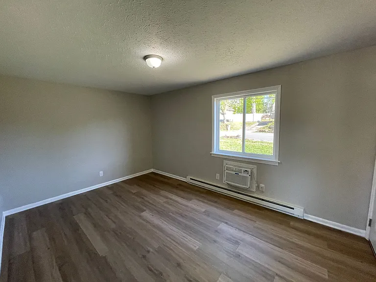 SH290-Graham Street Apartments — Photo 3