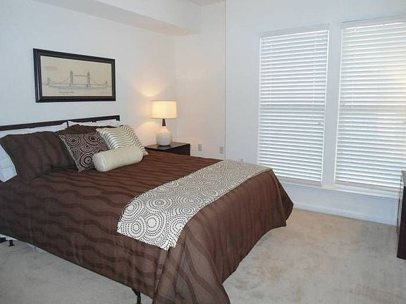 bedroom accommodates quee